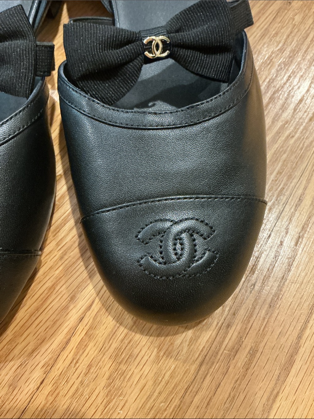 NWOT CHANEL Black Leather Bow Cap-Toe Ballet Flats with CC Emblem, Size 39 - Picture 2 of 6